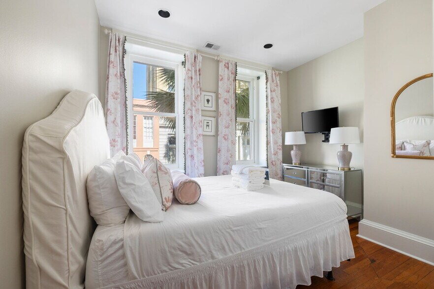 More Photos Of 21 Broad St, Charleston Storefront Retail Residential For Sale