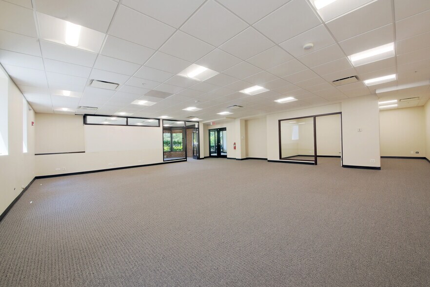 More Photos Of 191 E Deerpath Rd, Lake Forest Office For Sale