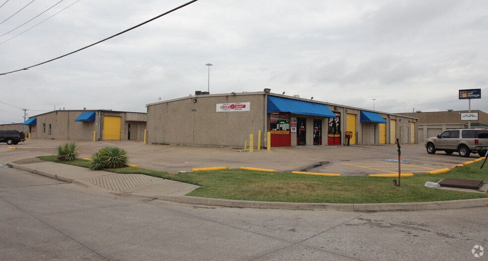 More Photos Of 1061-1075 Duncan Perry Rd, Arlington Self Storage For Lease