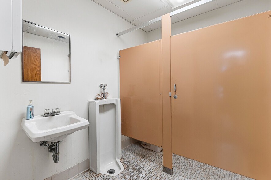 More Photos Of 1373 Kimberly Dr, Neenah Flex For Sale