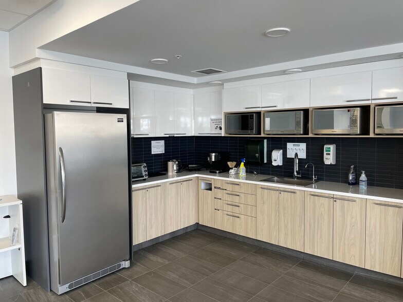 More Photos Of 1984 5E Rue, Lévis Office For Lease