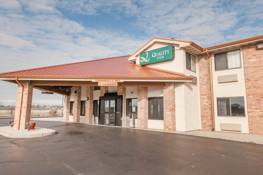 Primary Photo Of 1304 W Evergreen Dr, Effingham Hotel For Sale