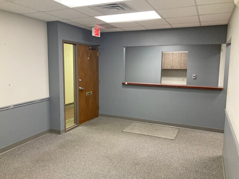 More Photos Of 1431 S Bluffview St, Wichita Medical For Lease