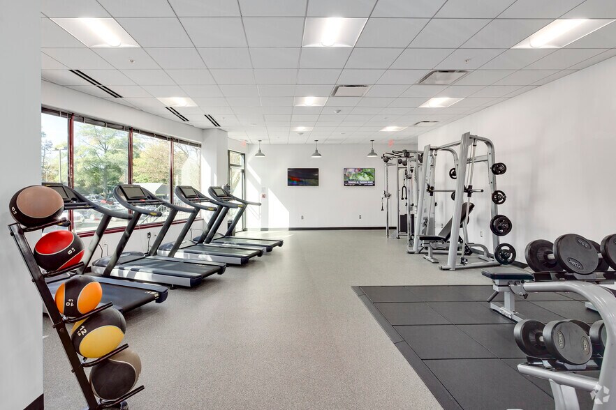 More Photos Of 381 Elden St, Herndon Office For Lease