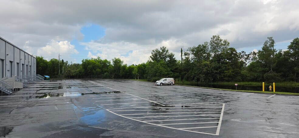 More Photos Of 13830 Jetport Commerce Pky, Fort Myers Warehouse For Lease