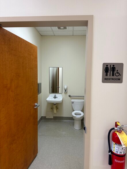 More Photos Of 441-463 S Landmark Ave, Bloomington Medical For Lease