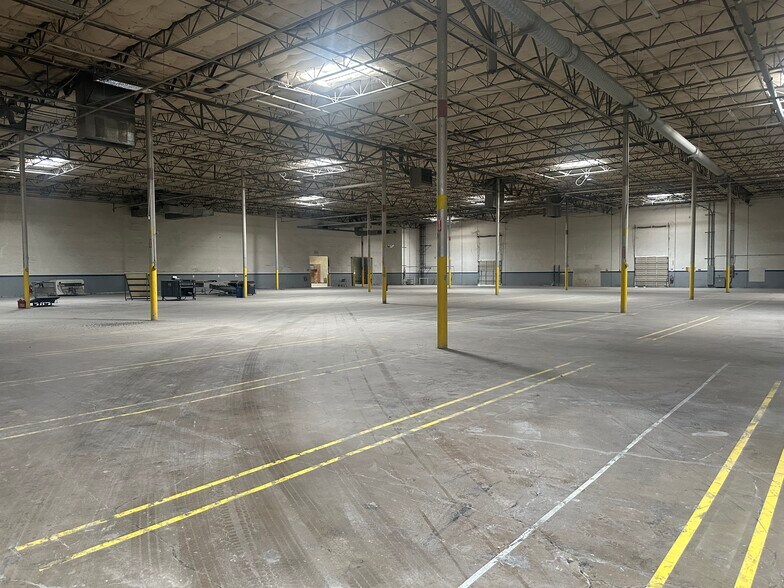 More Photos Of 2323 McDaniel Dr, Carrollton Distribution For Lease
