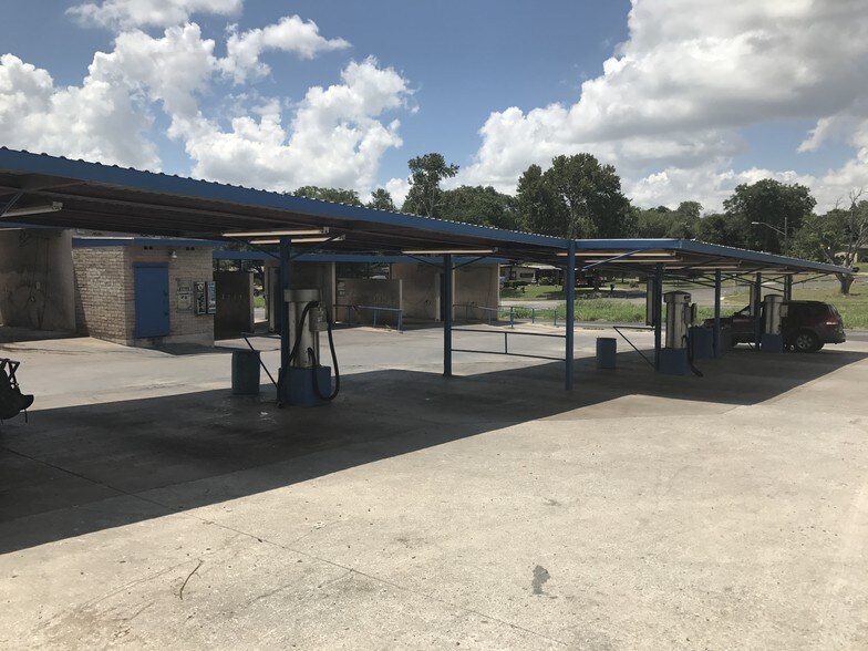 More Photos Of 115 W Glenview Dr, San Antonio Carwash For Sale