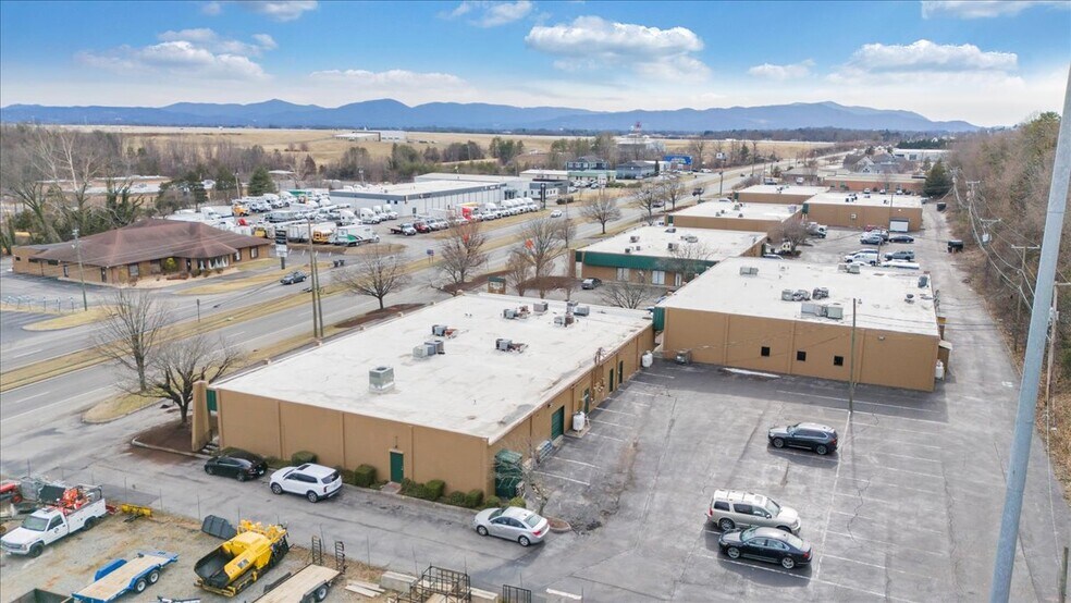 More Photos Of 5306 Peters Creek Rd, Roanoke Showroom For Sale