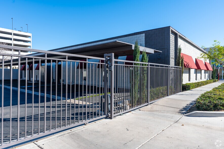 More Photos Of 530 S 6th St, Las Vegas Office For Lease