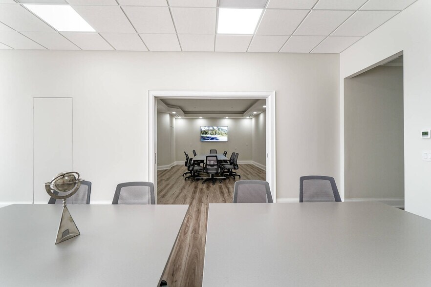 More Photos Of 7956 Torbram Rd, Brampton Flex For Lease