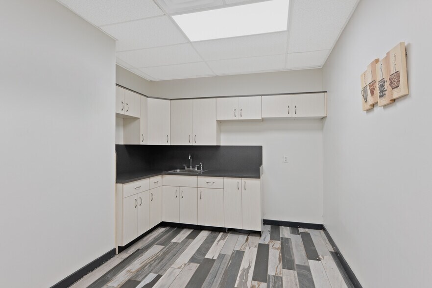 More Photos Of 1 Alpine Ct, Chestnut Ridge Warehouse For Lease