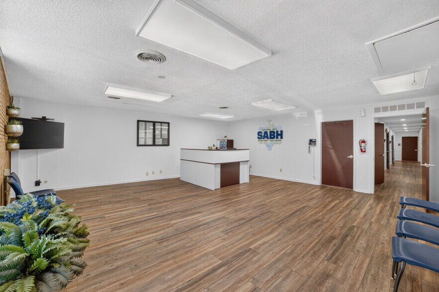 More Photos Of 108-110 W Grove St, Kaufman Office For Lease