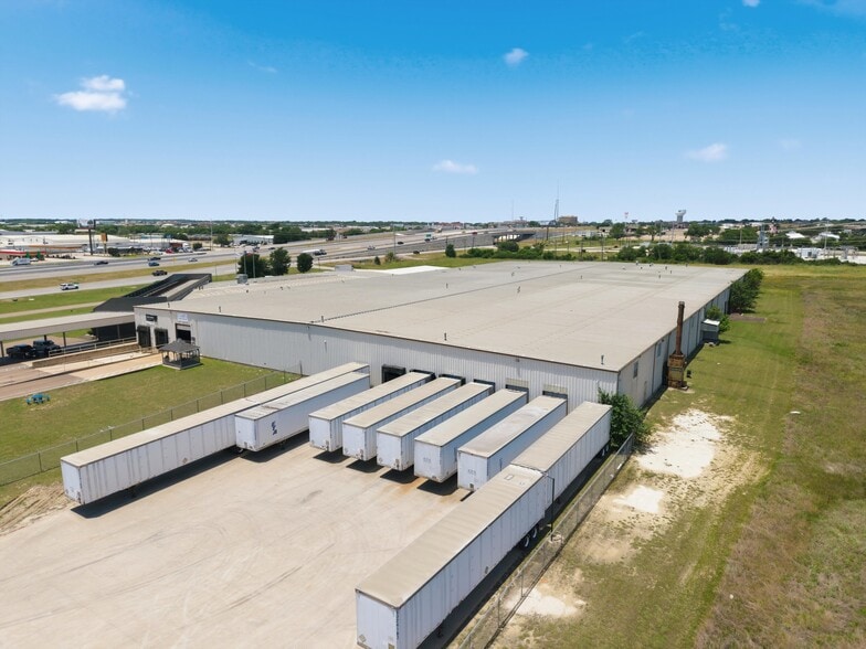 More Photos Of 700 W Loop 340, Woodway Warehouse For Lease