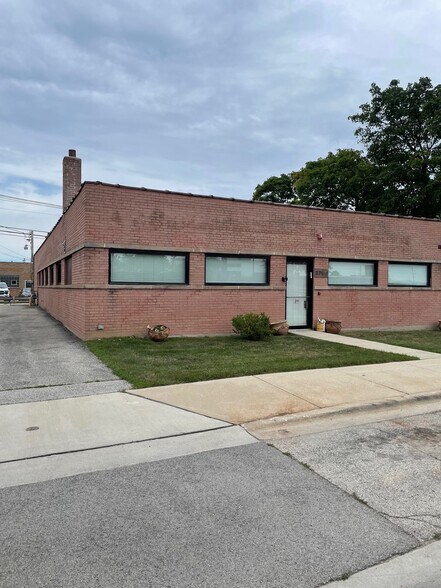 Primary Photo Of 3700 Oakton St, Skokie Flex For Sale