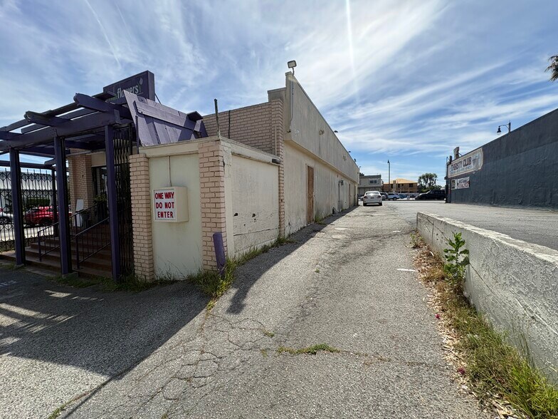 More Photos Of 2709 Artesia Blvd, Redondo Beach Storefront For Lease