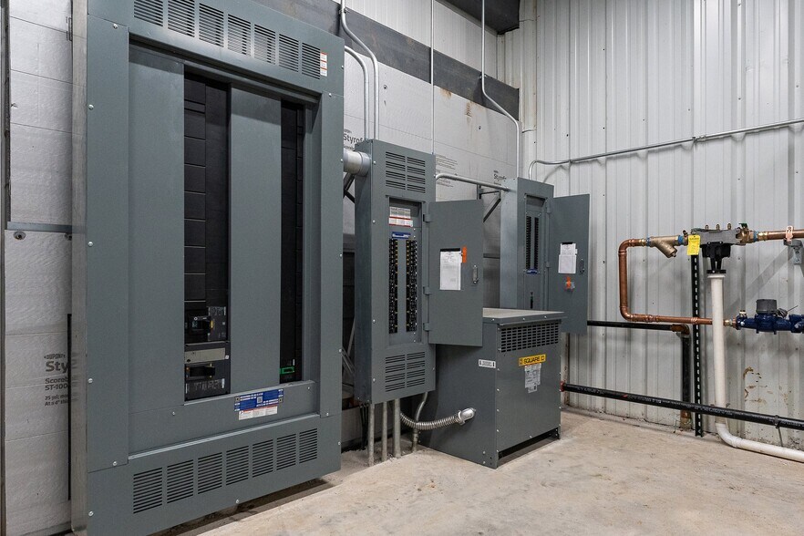 More Photos Of 301 Enterprise Dr, Laporte Warehouse For Lease