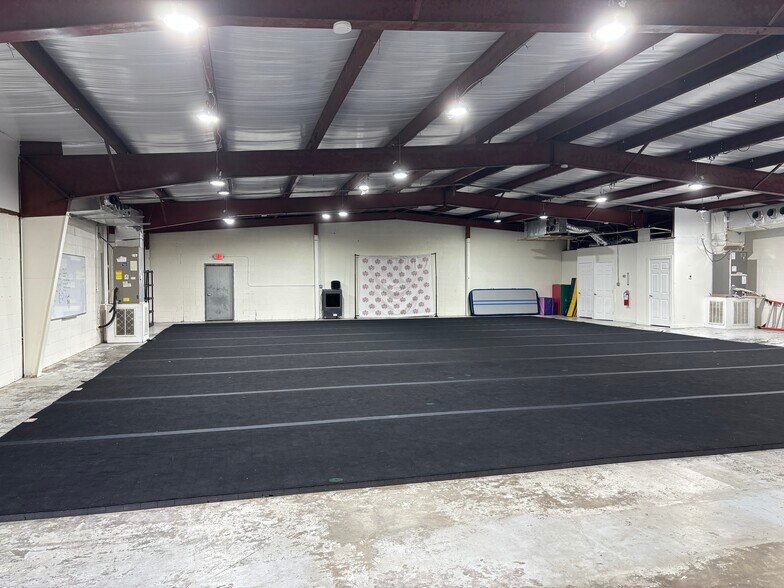 More Photos Of 1913 S Gordon St, Alvin Freestanding For Lease