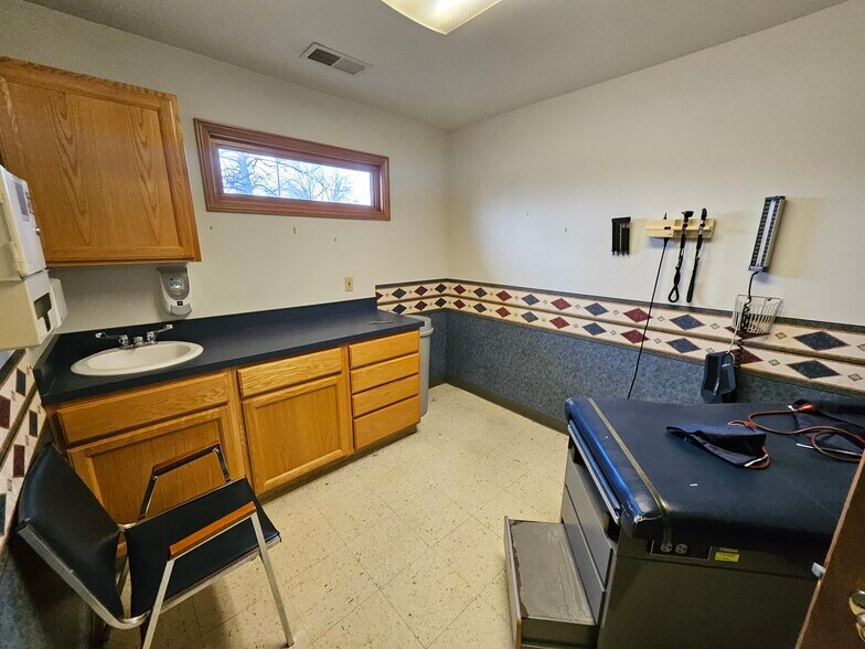 More Photos Of 13330 Darmstadt Rd, Evansville Office For Sale