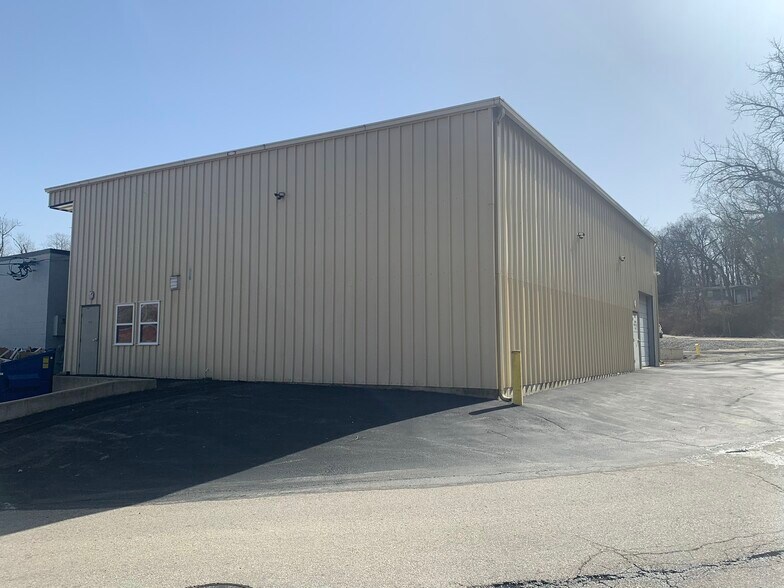 Primary Photo Of 1482 W Lark Industrial Dr, Fenton Warehouse For Lease
