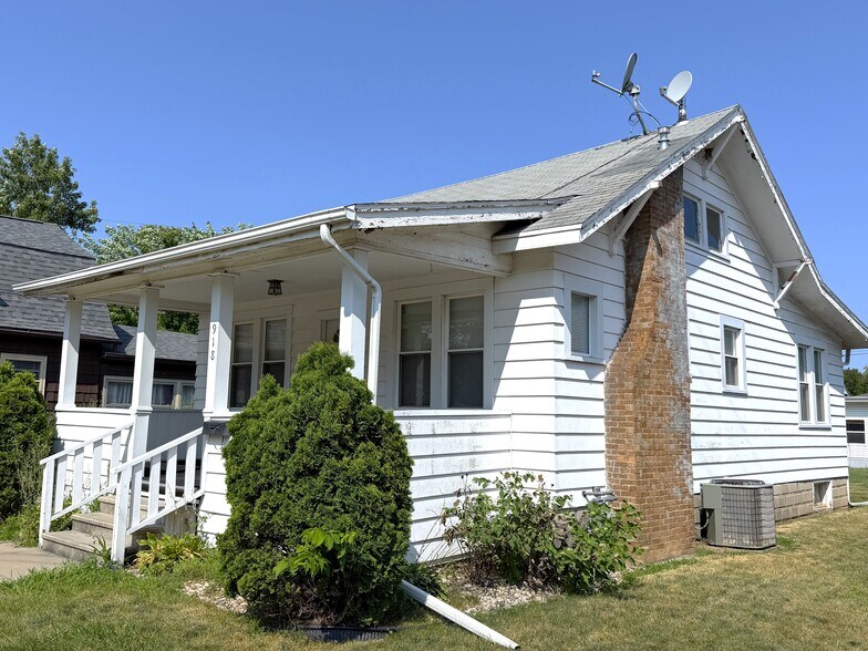 More Photos Of 918 Blackhawk Blvd, South Beloit Multifamily For Sale