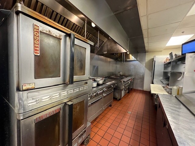 More Photos Of 98 W Main St, West Dundee Restaurant For Lease