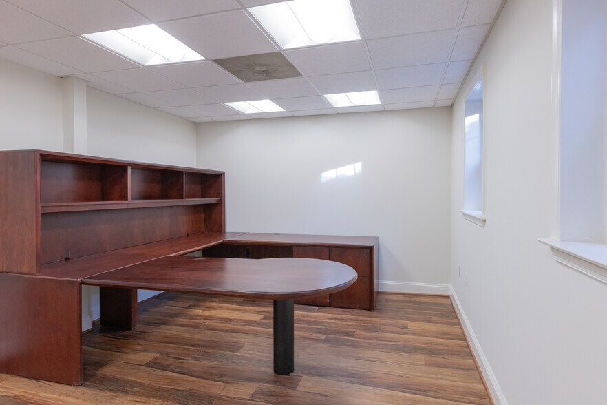 More Photos Of 10470-10476 Armstrong St, Fairfax Medical For Sale