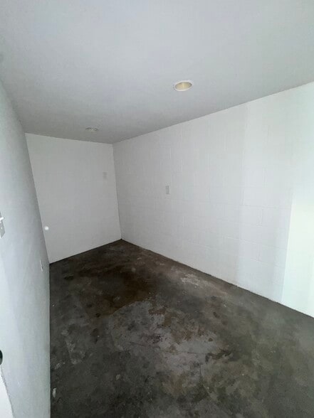 More Photos Of 2302-2320 Cabrera Ave, San Bernardino Service For Lease