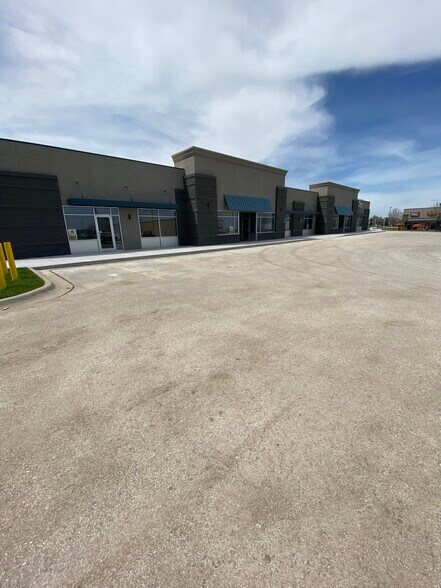 More Photos Of 4720 W Huntington Ave, Lincoln Freestanding For Lease