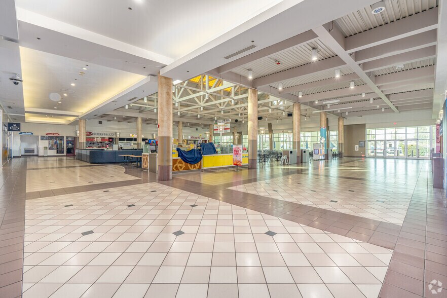 More Photos Of 2031 S Mooney Blvd, Visalia Unknown For Lease