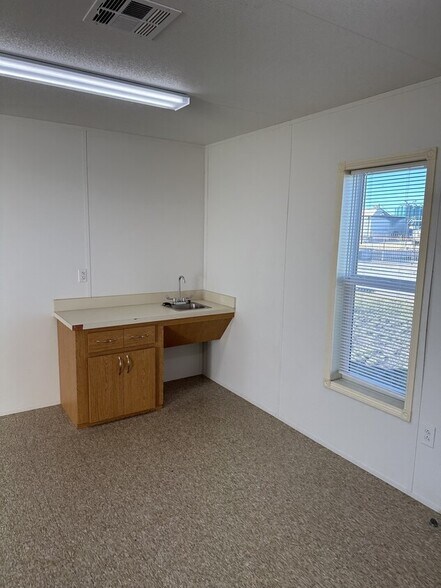 More Photos Of 1815 E Hicks Field Rd, Fort Worth Industrial For Lease