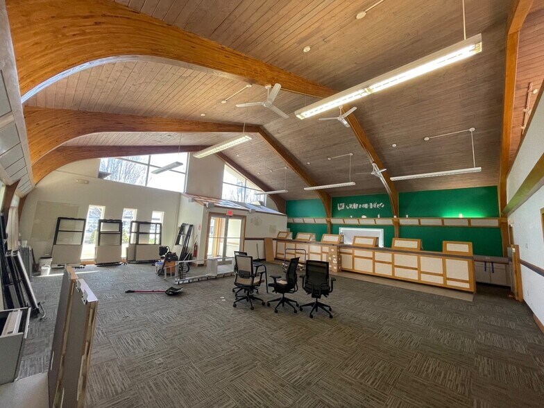 More Photos Of 194 Amity Rd, Woodbridge Bank For Lease