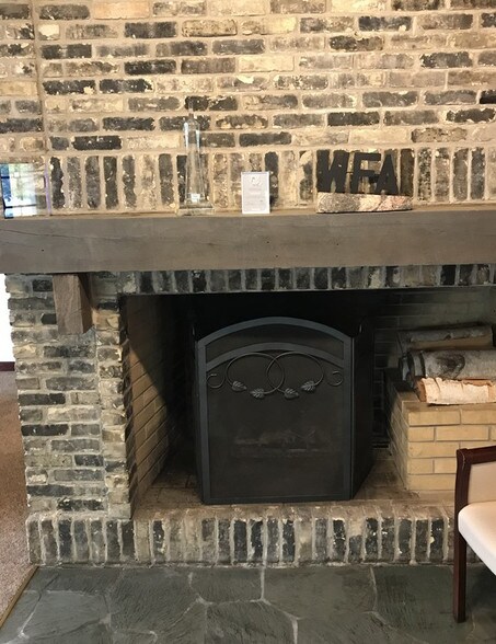 More Photos Of 122 Green Bay Rd, Thiensville Office For Lease