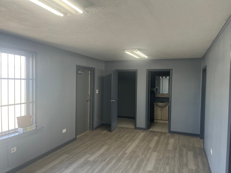 More Photos Of 16725 Richmond Ave, Hazel Crest Warehouse For Lease