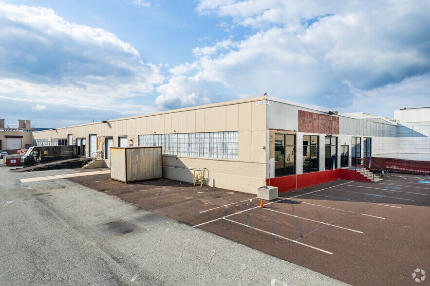 More Photos Of 122 Mill Rd, Oaks Warehouse For Lease