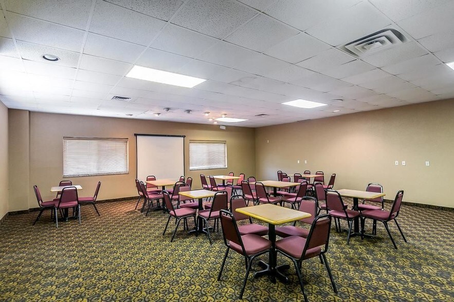 More Photos Of 11 Des Moines Ave, South Hutchinson Hotel For Sale