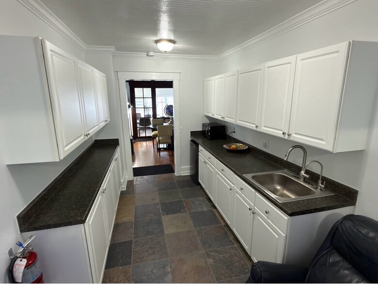 More Photos Of 2520 Rochester Rd, Royal Oak Office For Lease