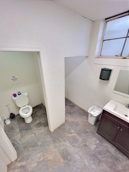 More Photos Of 401 S 10th St, Frederick Showroom For Sale