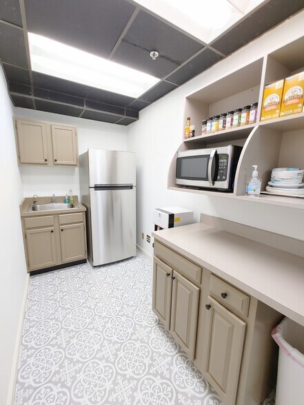 More Photos Of 9000 Cypress Green Dr, Jacksonville Office For Lease