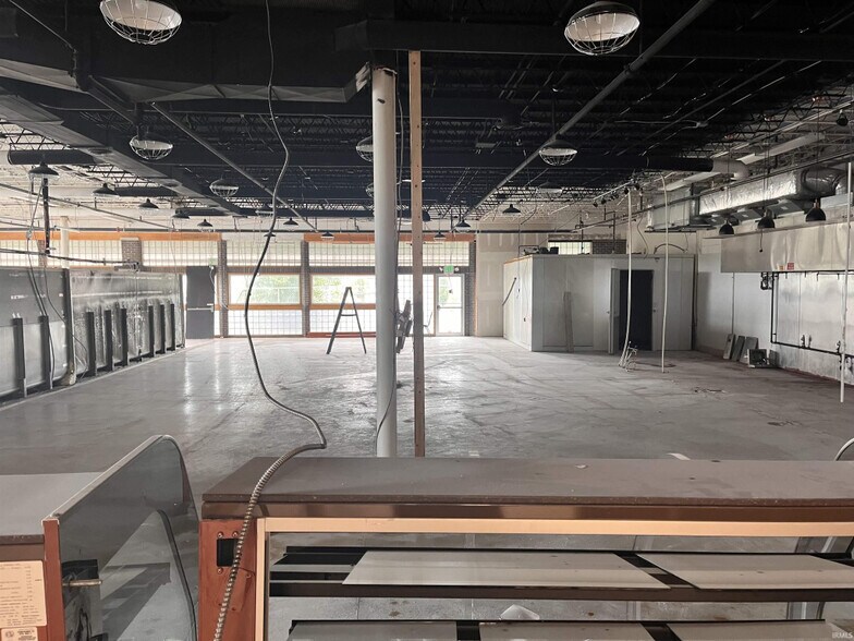 More Photos Of 2611 Third St E, Bloomington General Retail For Lease