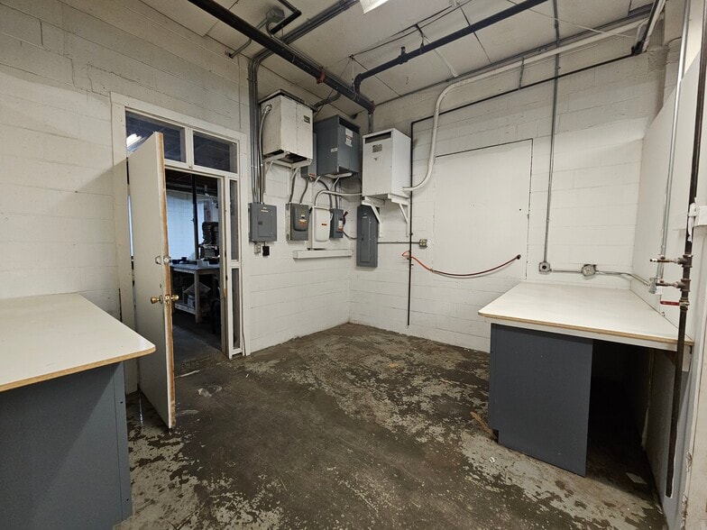 More Photos Of 1406-1414 E Pine St, Midland Warehouse For Lease