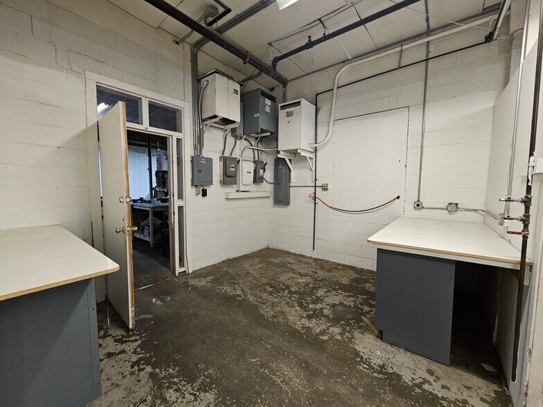 More Photos Of 1406-1414 E Pine St, Midland Warehouse For Lease