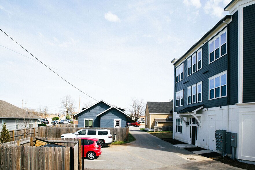 More Photos Of 310 Holcomb St, Springdale General Retail For Lease