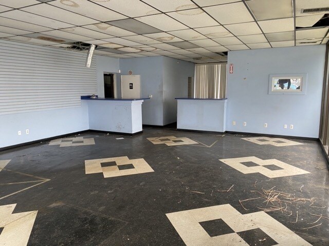 More Photos Of 14021 E 10 Mile Rd, Warren Service For Sale