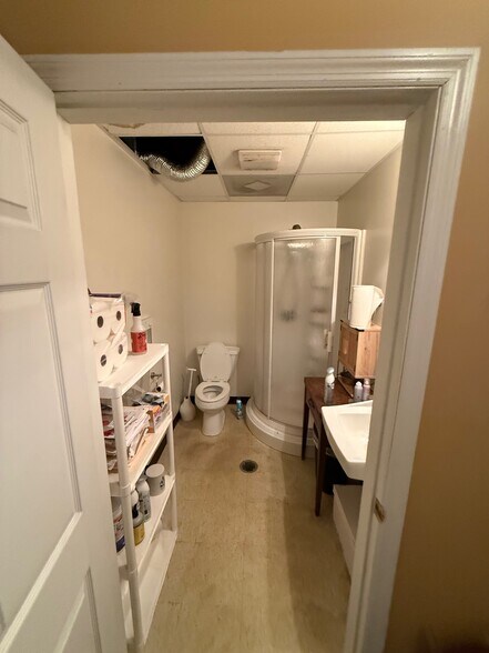 More Photos Of 1601 Spring Dr, Opelika Showroom For Lease