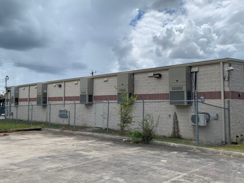 More Photos Of 12830 Cogburn Ave, San Antonio Light Distribution For Lease