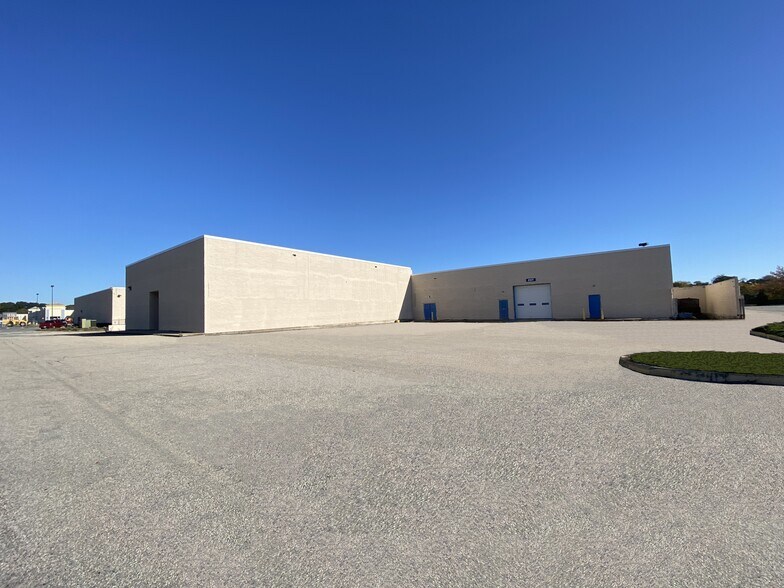 More Photos Of 262 Swansea Mall Dr, Swansea Storefront Retail Office For Lease