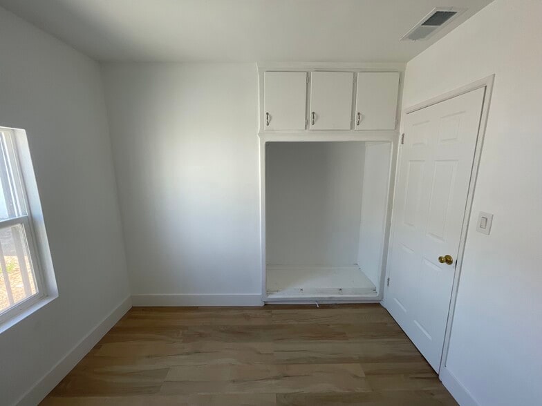 More Photos Of 16123 Wyandotte St, Van Nuys Service For Lease