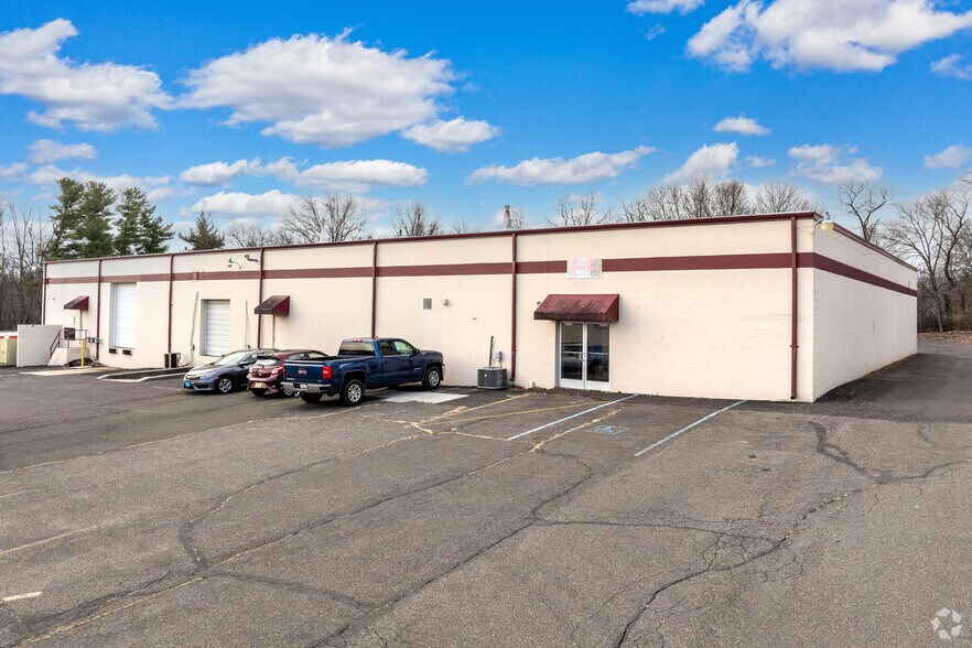 More Photos Of 252 Bethlehem Pike, Colmar Showroom For Lease