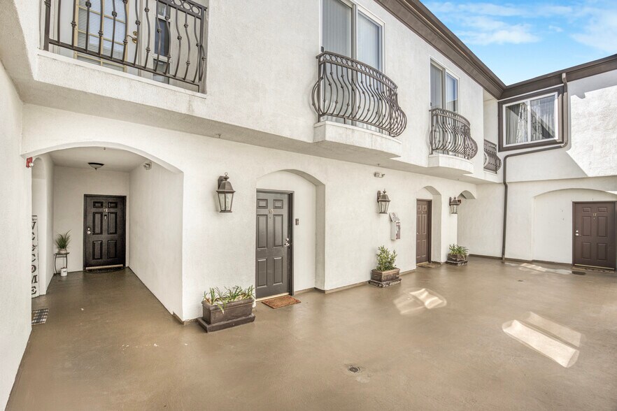 More Photos Of 5330 Satsuma Ave, North Hollywood Apartments For Sale